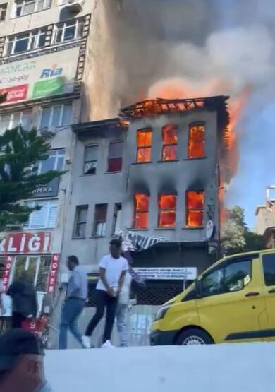 Fatih'te metruk bina alev alev yandı