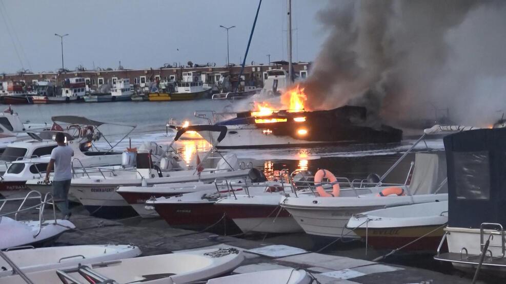 Avcılar balıkçı barınağında 7 tekne alev alev yandı