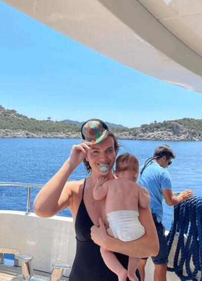 Merih Demiral ve Heidi Lushtaku bir buçuk aylık bebekleriyle tatilde