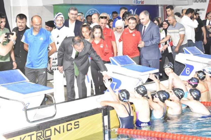 Bakan Kasapoğlu, Konya'da olimpik yüzme havuzunun açılışını yaptı