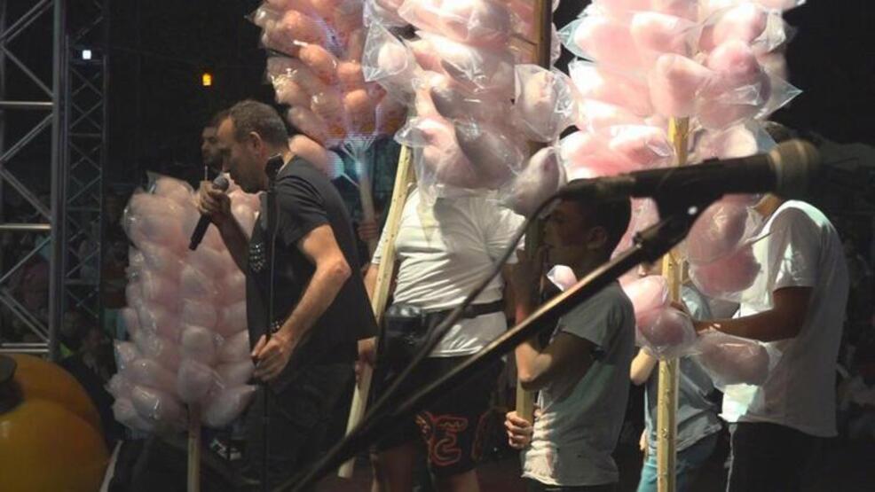 Haluk Levent, konser alanındaki pamuk şekerleri aldı, seyirciye dağıttı