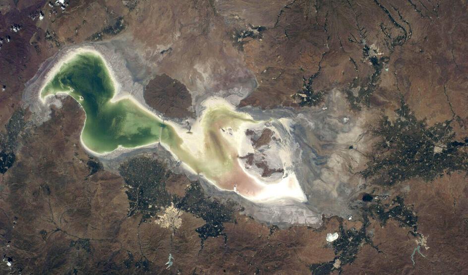 Önce 'toz' şimdi de 'tuz' fırtınası alarmı: Urmiye Gölü kuruma tehlikesiyle karşı karşıya 