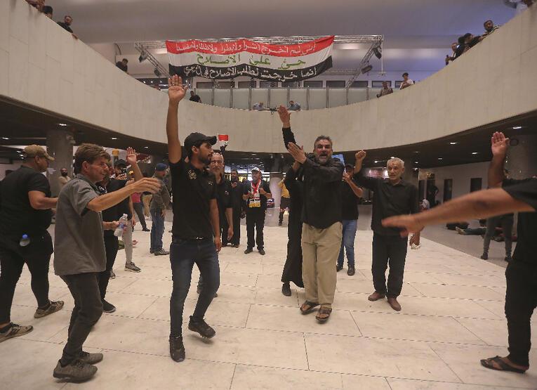 Sadr’ın destekçileri meclisten çıkmıyor