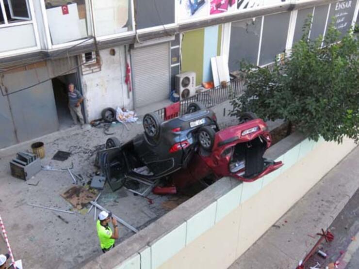 Ataşehir'de ölçüm sırasında gaza basan sürücü, otomobille ikinci kattan düştü