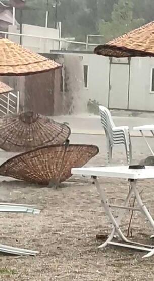 Silivri'de sel suları plajı vurdu! Her yer darmadağın oldu