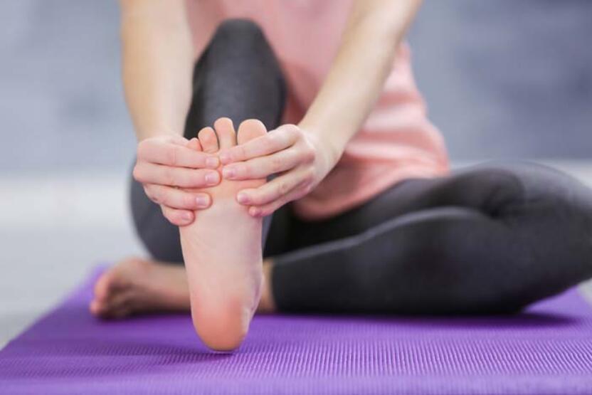 Ellerde ve ayaklarda oluşan bu hisse dikkat! B12 vitamini seviyelerinin en dipte olduğunun işareti