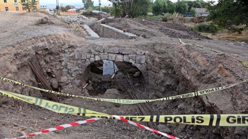 Tunceli'de tarihi köprü ortaya çıktı, dere ıslah çalışması durduruldu