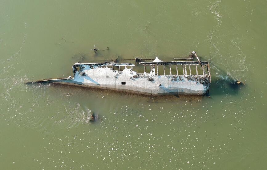 Tuna Nehri’nde sular çekildi, batık gemi ortaya çıktı
