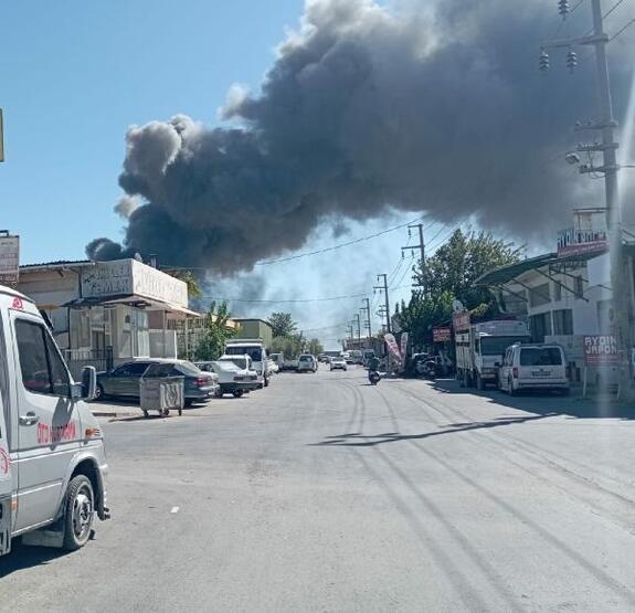 İzmir'de fabrika yangını: 2 saat sonra kontrol altında