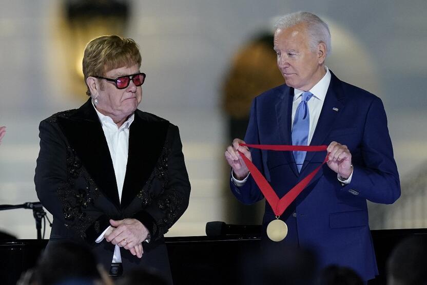 Biden göz yaşlarını tutamadı! Elton John Beyaz Saray’daki konseriyle Amerikalıları büyüledi