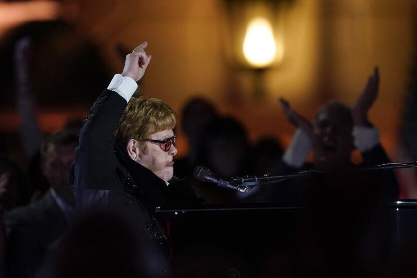 Biden göz yaşlarını tutamadı! Elton John Beyaz Saray’daki konseriyle Amerikalıları büyüledi