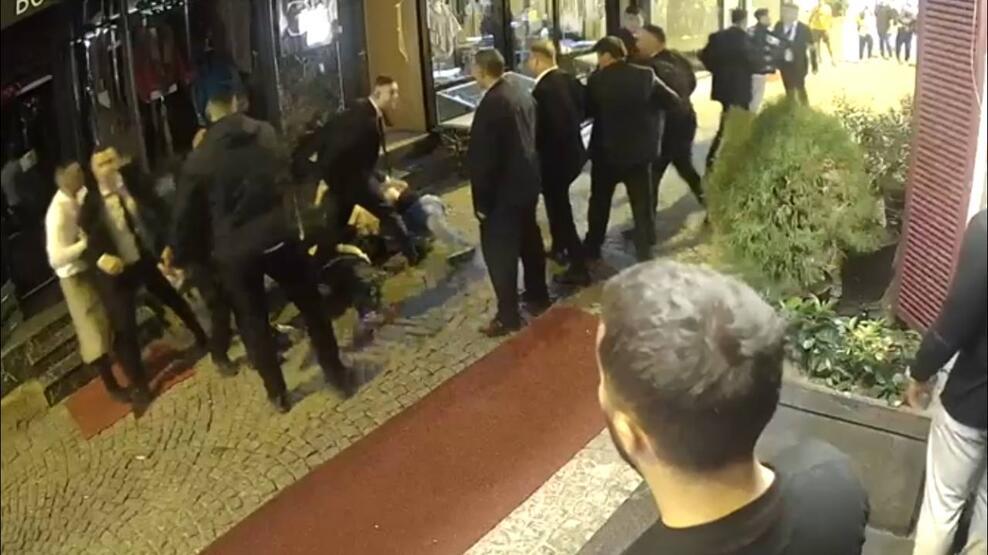 Ortaköy'deki eğlence mekanı önünde 'takım elbiseliler' dehşeti! 1'i kadın 3 kişiye dayak attılar