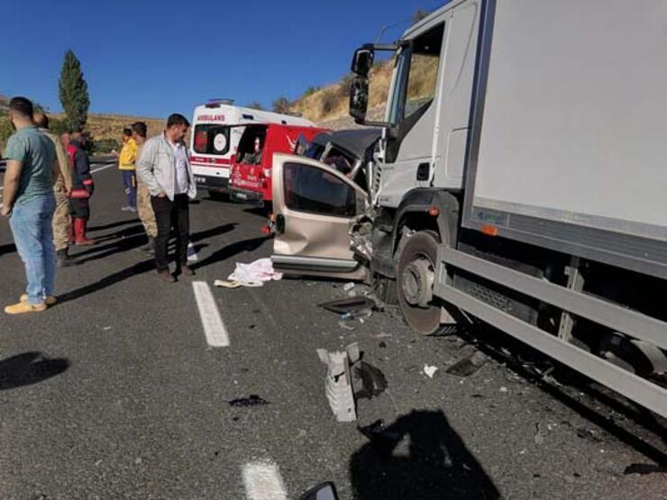 Malatya'da feci kaza! TIR ile hafif ticari araç çarpıştı: 6 ölü
