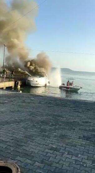 Limana bağlı tekne alev alev yandı