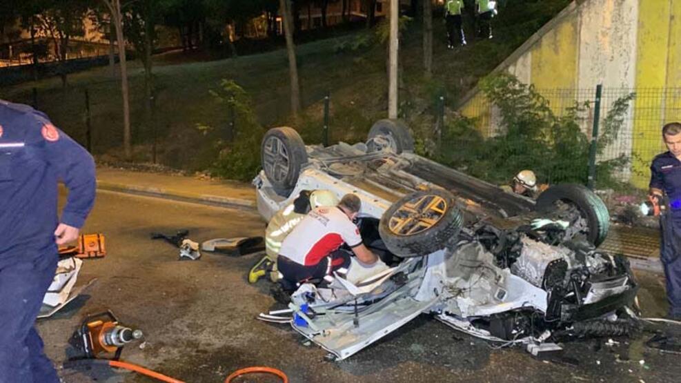 Ümraniye'de feci kaza! Otomobil TEM Otoyolu'ndan caddeye uçtu: 1 ölü, 1 yaralı