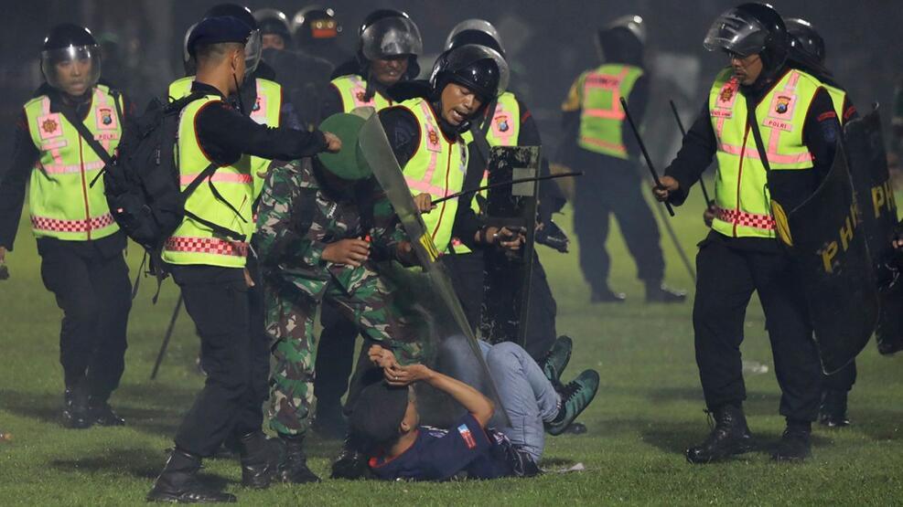 Stamp at football match in Indonesia: 125 dead