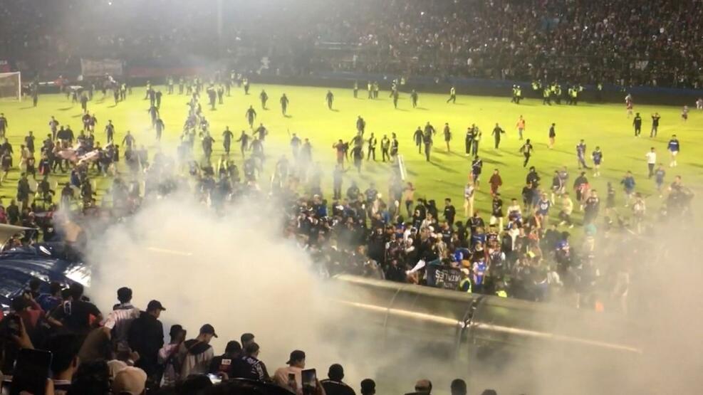 Endonezya’da futbol maçında izdiham: 125 ölü