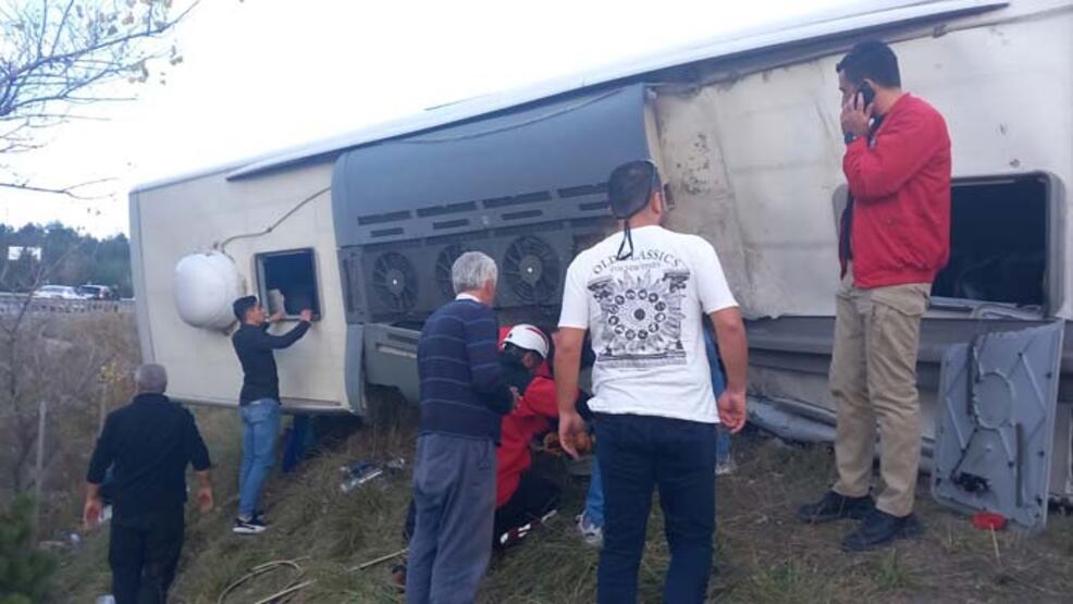 Bolu'da yolcu otobüsü devrildi: 3 ölü, 16 yaralı