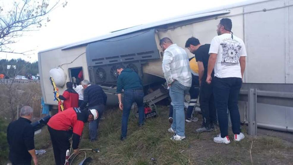 Bolu'da yolcu otobüsü devrildi: 3 ölü, 16 yaralı