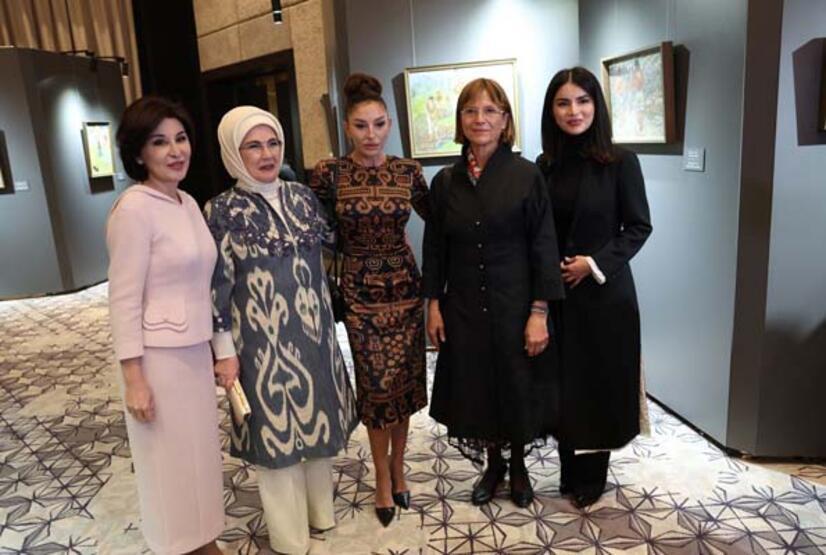 Emine Erdoğan, Semerkant’ta Özbekistan’ın Renkleri Sergisi’ni ziyaret etti