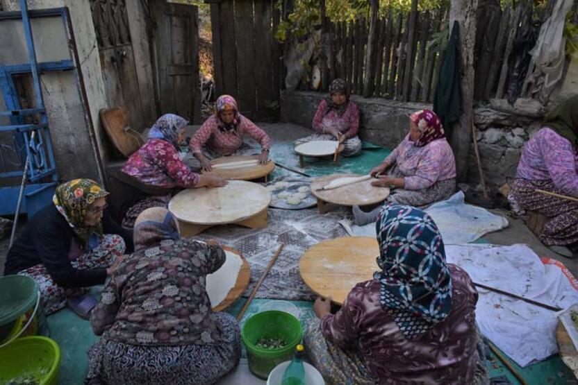 Balıkesir'de yıllardır süren gelenek! Kadınların imece usülü kış hazırlıkları telaşı başladı! Ekmek, makarna, yufka, çörek...