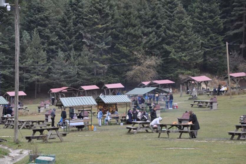 Abant Milli Parkı'nda ziyaretçiler sonbaharın keyfini çıkarıyor