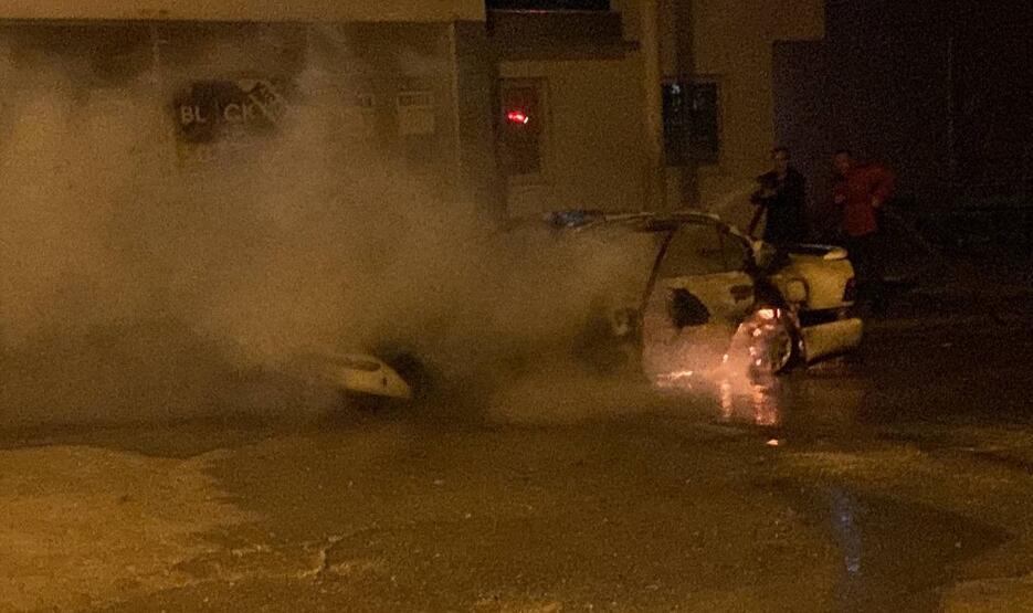 Mersin'de otomobil alev alev yandı