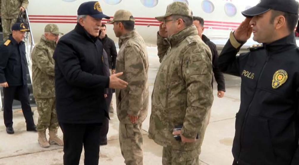 SON DAKİKA: Bakan Akar ve komutanlar Irak sınırında