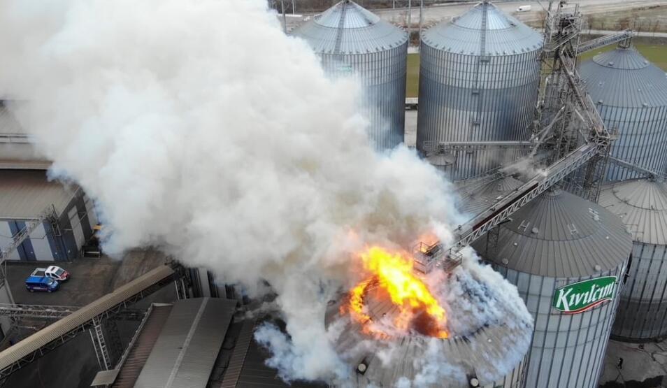 Yağ fabrikasında korkutan yangın! Böyle görüntülendi