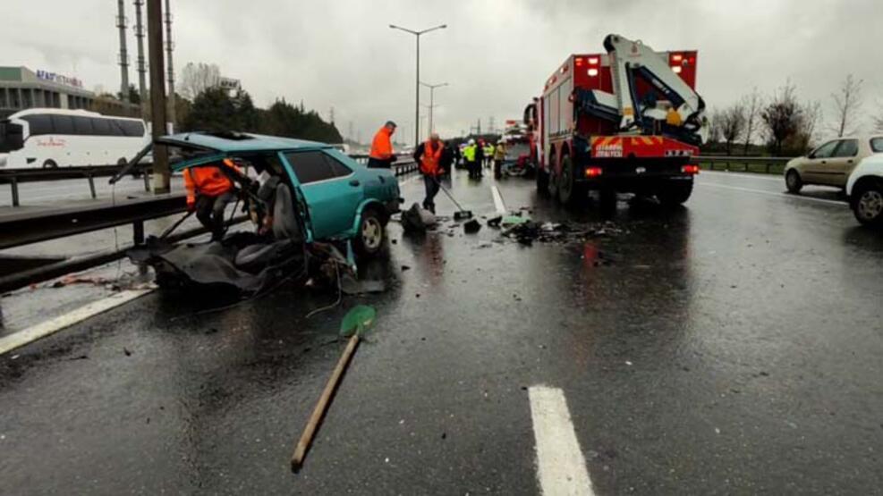 Eyüpsultan'da otomobilin ikiye bölündüğü kazada 2 kişi ağır yaralandı  