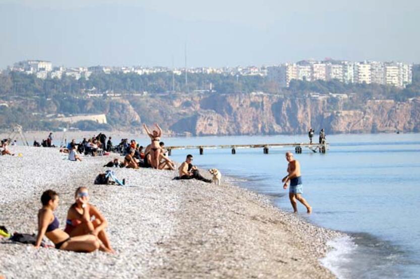 Antalya'da deniz suyu sıcaklığı 21 derece, sahil dolu