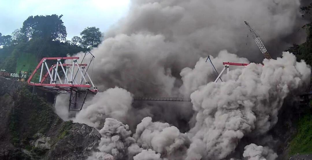 Endonezya’da Semeru Yanardağı patladı, 2 bin kişi tahliye edildi