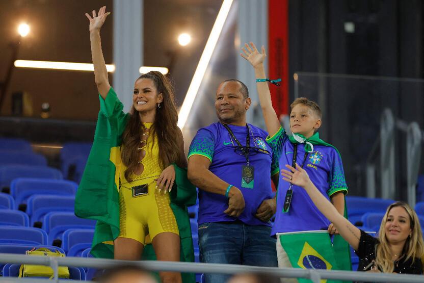 Kevin Trapp'ın sevgilisi Izabel Goulart, Neymar'ın babasıyla görüntülendi