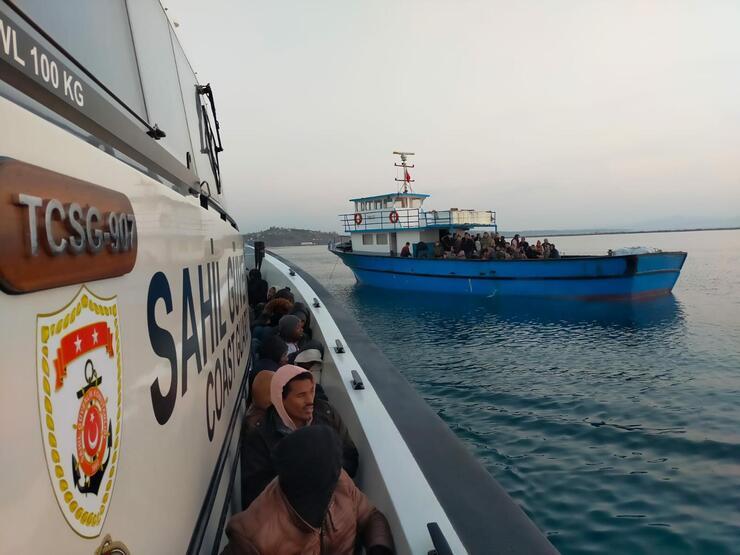 İzmir'de 155 kaçak göçmen ve 3 organizatör şüphelisi yakalandı, 50 göçmen kurtarıldı