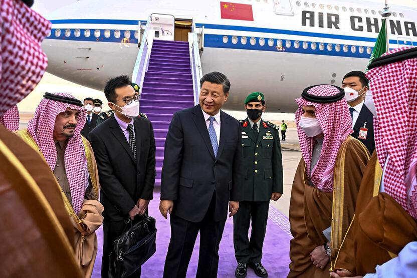 Çin'den Suudi Arabistan'a kritik ziyaret: Savaş uçakları eşlik etti, mor halı ile karşılandı