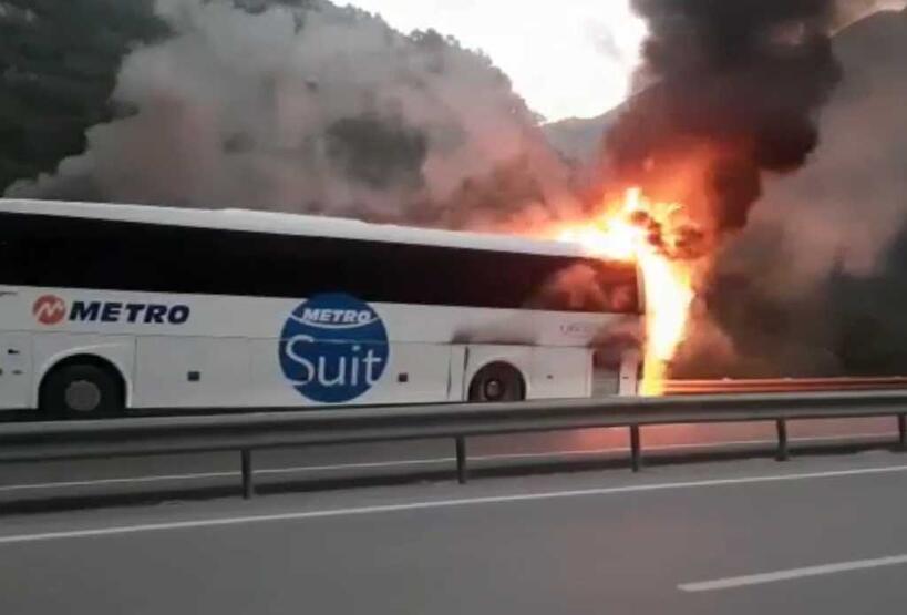 Seyir halindeki yolcu otobüsü alev alev yandı! O anlar kamerada