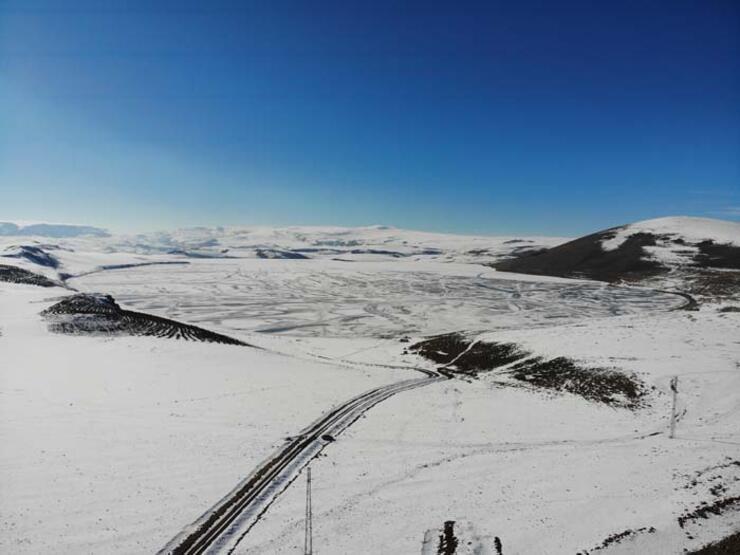 Kars'ta donan Aygır Gölü havadan görüntülendi