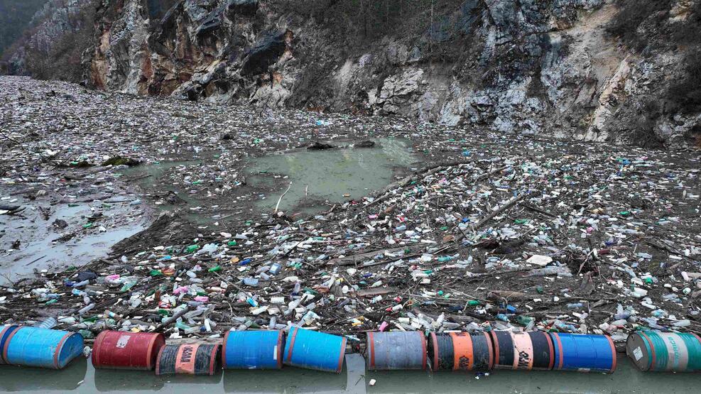 Bosna Hersek'te ekolojik felaket sinyali: Nehrin yüzeyi, çöp ve atıklarla kaplandı