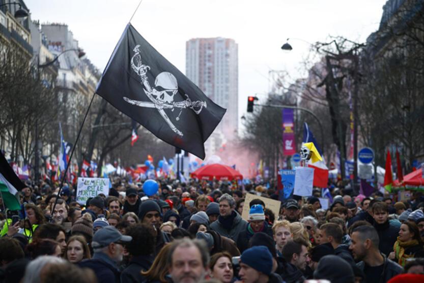Fransa'da tartışmalı emeklilik reformu protestosu: Binlerce işçi greve gitti