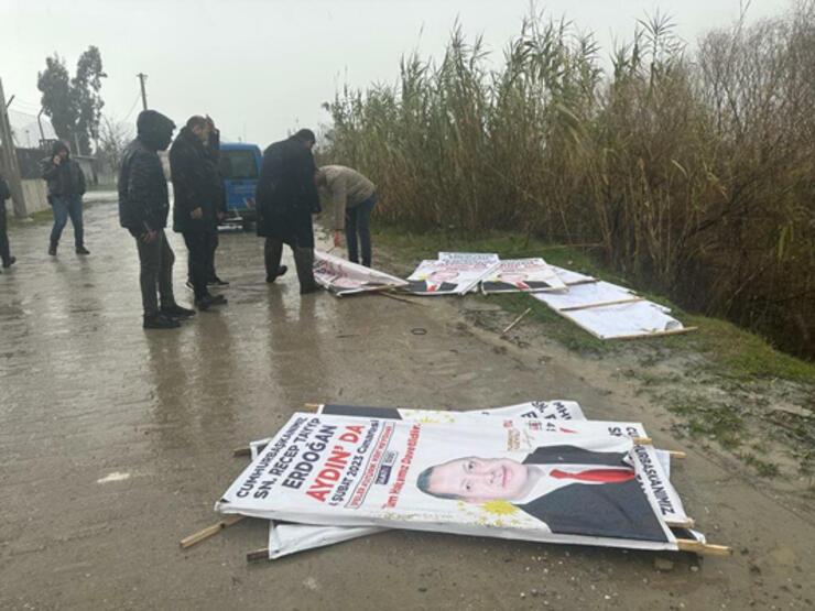 Cumhurbaşkanı Erdoğan'ın afişleri dereye atıldı