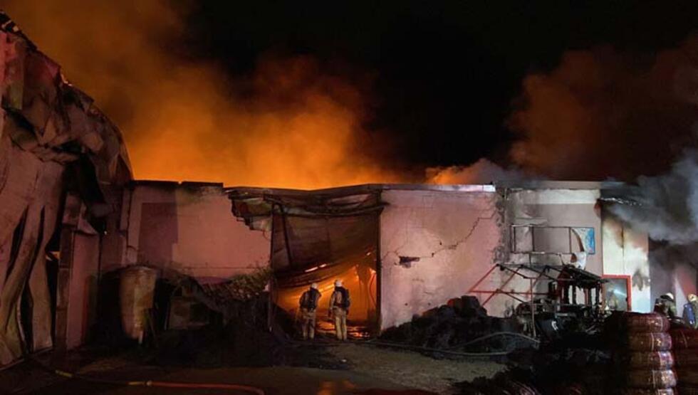 Çatalca’da plastik fabrikası alev alev yandı