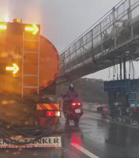 Köprüde tanker desteği: Motorcuya böyle yardım etti