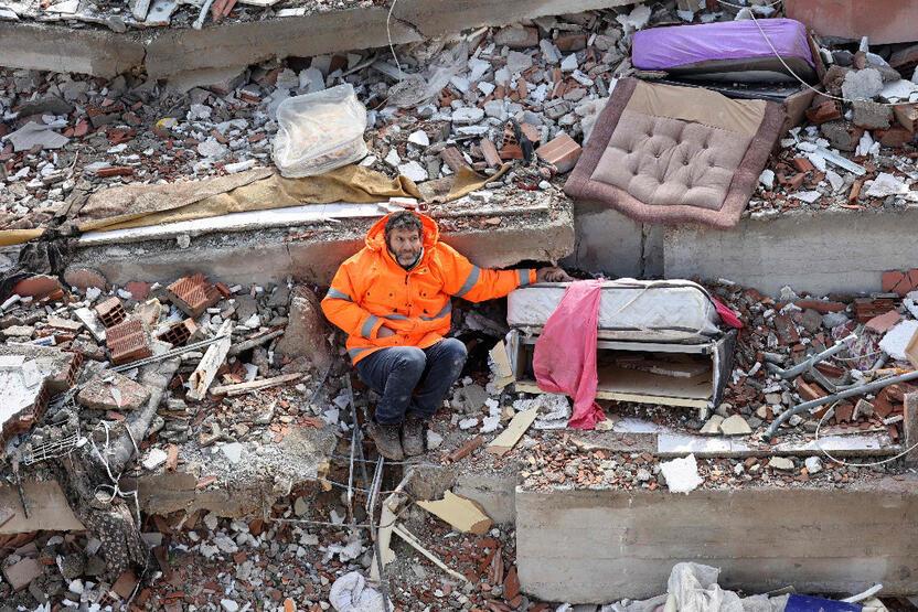 Kahramanmaraş'tan yürek yakan görüntüler: Depremde kaybettiği kızının elini bırakamadı