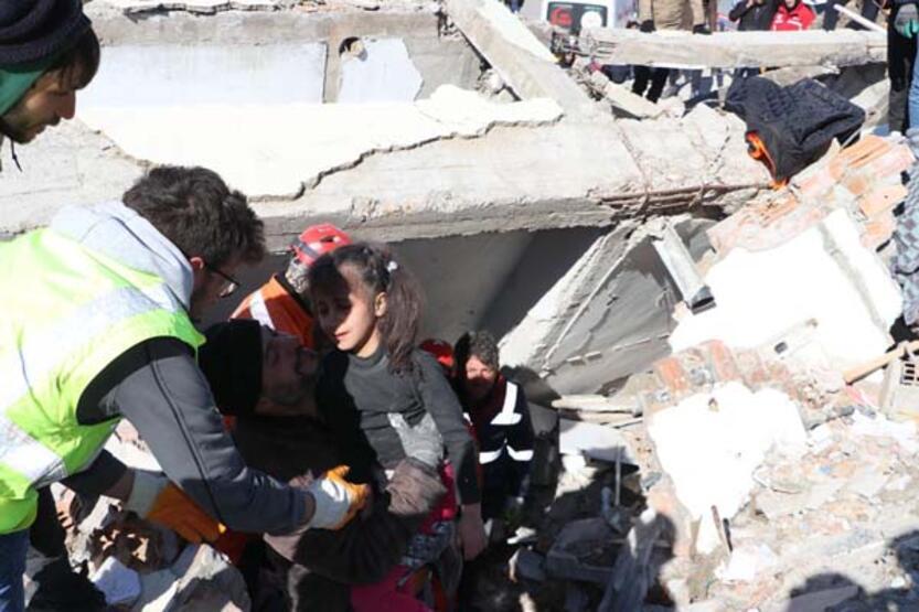 Depremin 55'inci saatinde anne ve 3 kızı sağ kurtarıldı