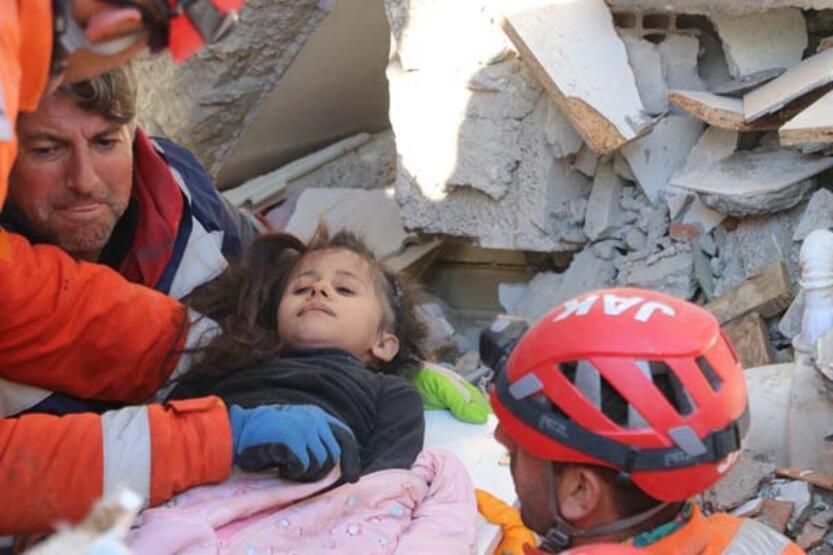 Depremin 55'inci saatinde anne ve 3 kızı sağ kurtarıldı