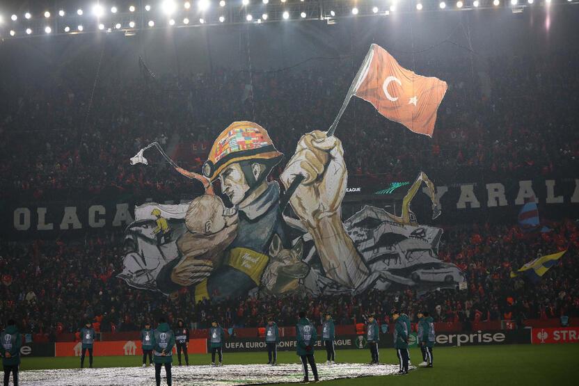 Trabzonspor-Basel maçında duygulandıran koreografi - Son Dakika Futbol  Haberi