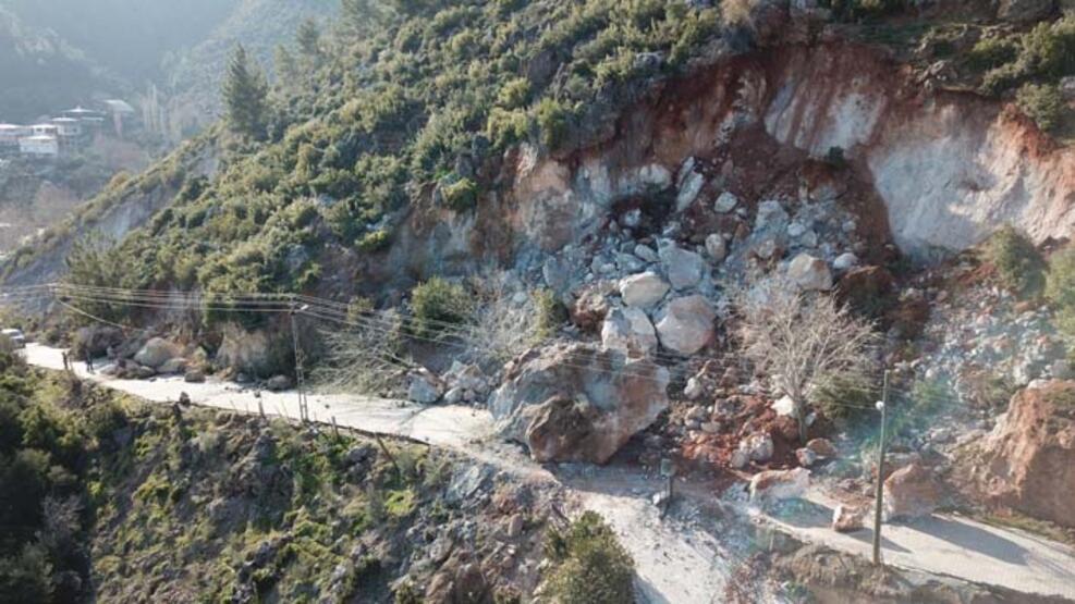 Deprem kayaları yuvarladı: Köydeki 49 kişi hayatını kaybetti