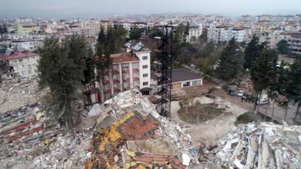 Depremde şaşırtan görüntü: Bina yıkıldı, merdiveni ayakta kaldı