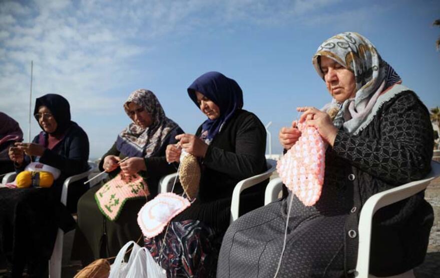 Depremzede kadınlar, bölgedeki komşuları için atkı, bere ve lif örüyor