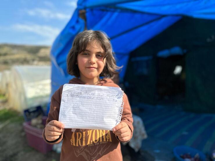 Depremzede çocuk, kendisi ve arkadaşları için ihtiyaç listesi hazırladı
